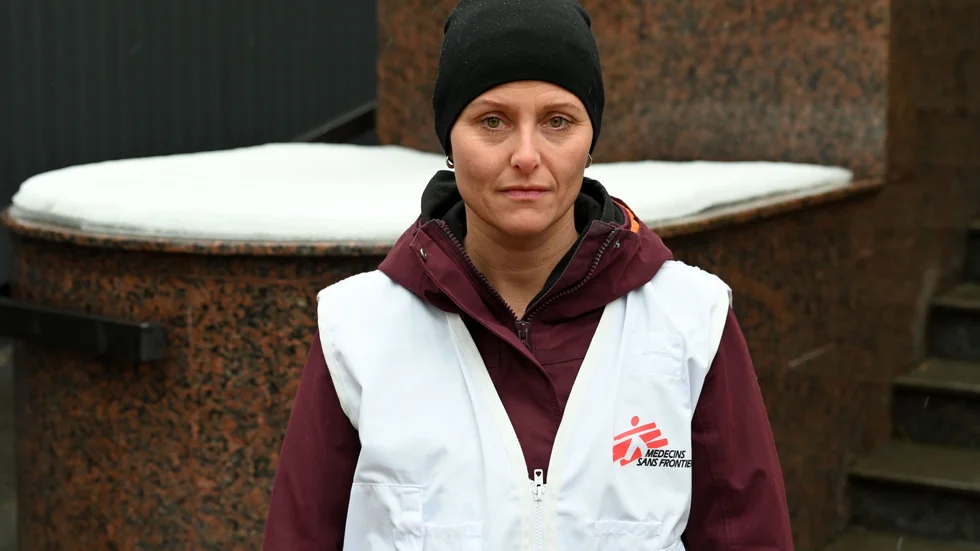Karin Ekholm har varit i Ukraina i drygt en månad och koordinerat Läkare utan gränsers kommunikation om kriget. Hon känner sig inte orolig för egen del, även om hon hört beskjutning och bombmuller på avstånd och flyglarmen ljuder titt som tätt över Kiev.
