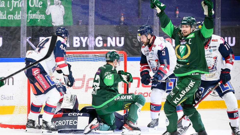 Färjestads Linus Johansson jublar efter att ha satt 2–0 mot Linköping.