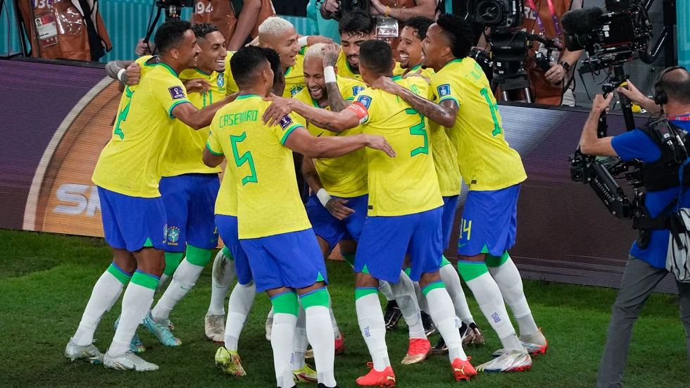 Neymar och hans brasilianska lagkamrater firar ett av målen mot Sydkorea med en dans.