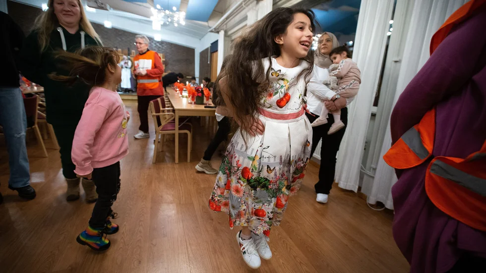 Marah Alsadia, 9 år, hoppade högt av glädje när hon skulle lära sig  sång- och dansleken "Små grodorna".
