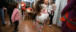 Röda Korset bjöd flyktingfamiljer på julfest: "Det är skönt att slippa vara i skogen"