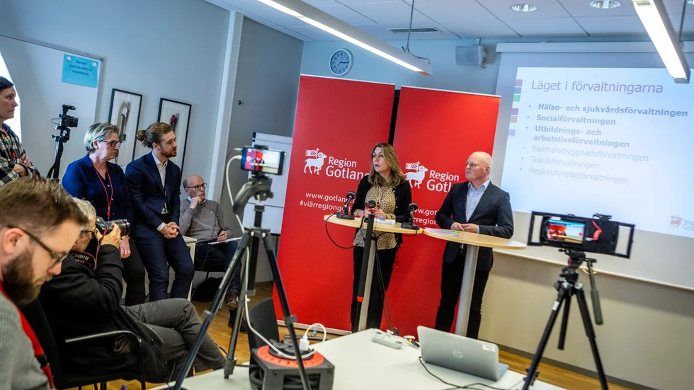 Peter Lindvall fick kliva ut i rampljuset under pandemin. Här en bild från våren 2020 tagen under en presskonferens. Vid podiet socialdirektör Marica Gardell och regiondirektör Peter Lindvall.