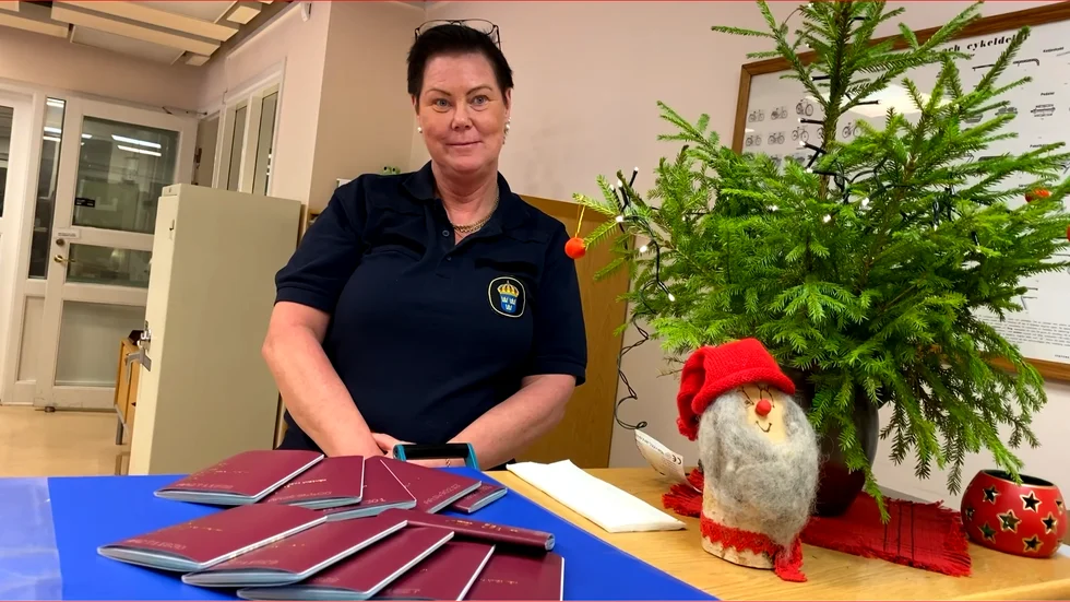 Ingela Karlsson, handläggare inom polisen, sitter i receptionen där passen hämtas ut. Just nu är flera hundratals pass klara för upphämtning. 