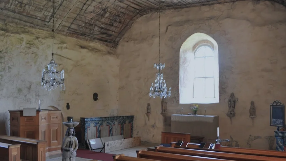 Graven i kyrkan ligger till vänster i bild och är öppen för beskådan.