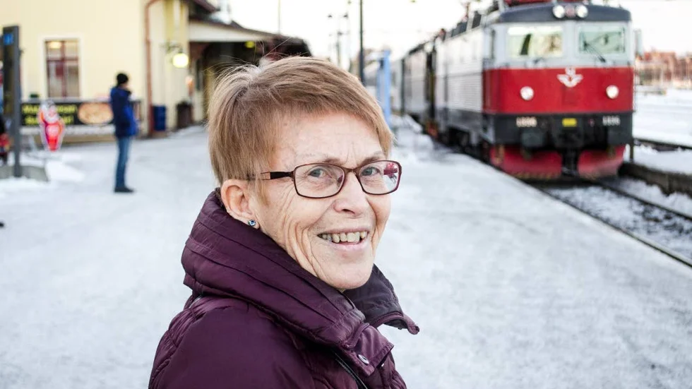 Längtar. Anita Olsson från Luleå står på stationen när tåget rullar in. Ombord finns hennes dotter Linda med sambo och två barn. "Jag längtar jättemycket", säger hon.