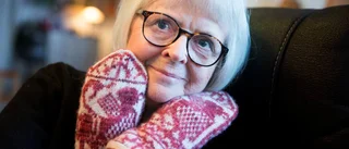 Hon har lagt vantarna på gamla mönster