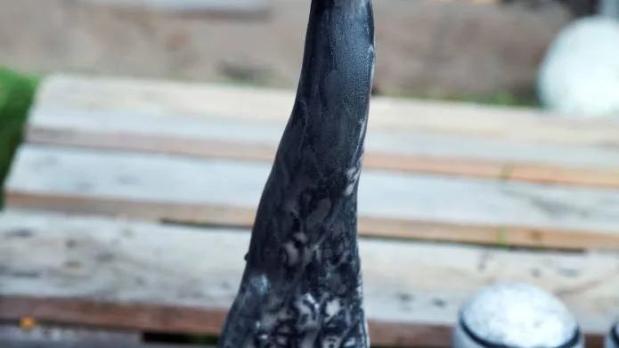 Förlorat. Mitt i skrubbningen ramlade katten ner och ena örat gick av. "Det får bli till att sätta dit bladguld och limma ihop tänker jag", sa Gerd Ylitalo.