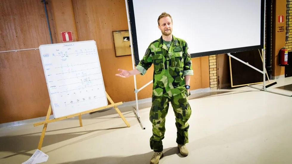 HELIKOPTERINSTRUKTÖR. Jonas Höglander från svenska försvaret ser vikten av att helikoptrar får öva under hotbild igen.