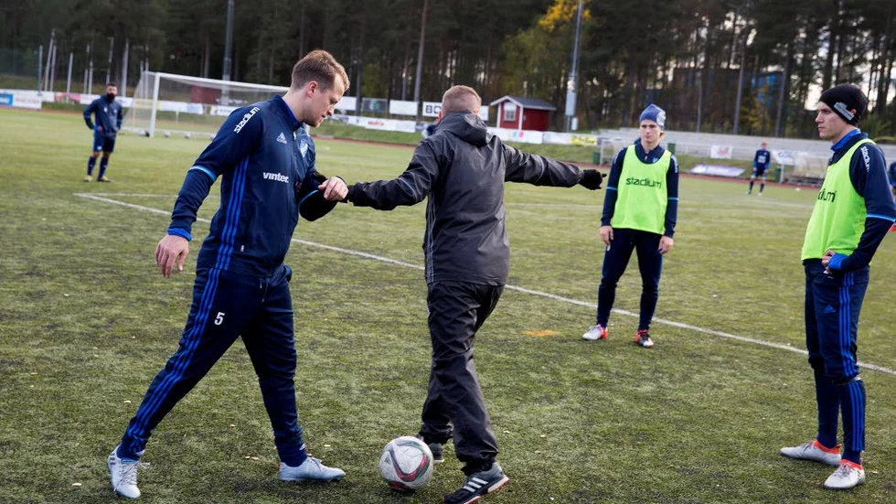 variant. IFK Lueå tränade frisparkar under fredagens träning.
