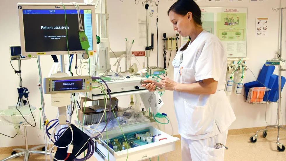 10.30 Akutrummet. Hilda Hahne kollar igenom rummet så att allt är i sin ordning innan ambulansen kommer in med en patient.