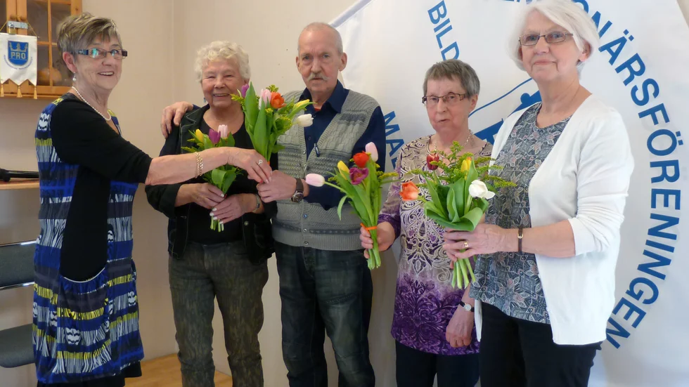 Avtackning. Ordförande Märtha Tina tackade avgående medarbetare med blommor.