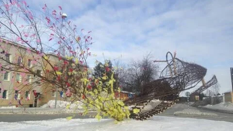 GLAD PÅSK, JOKKMOKKARE! Här är Niclas Svensson senaste verk i rondellen på Storgatan! En skoter i björkris och med påskfjädrar.