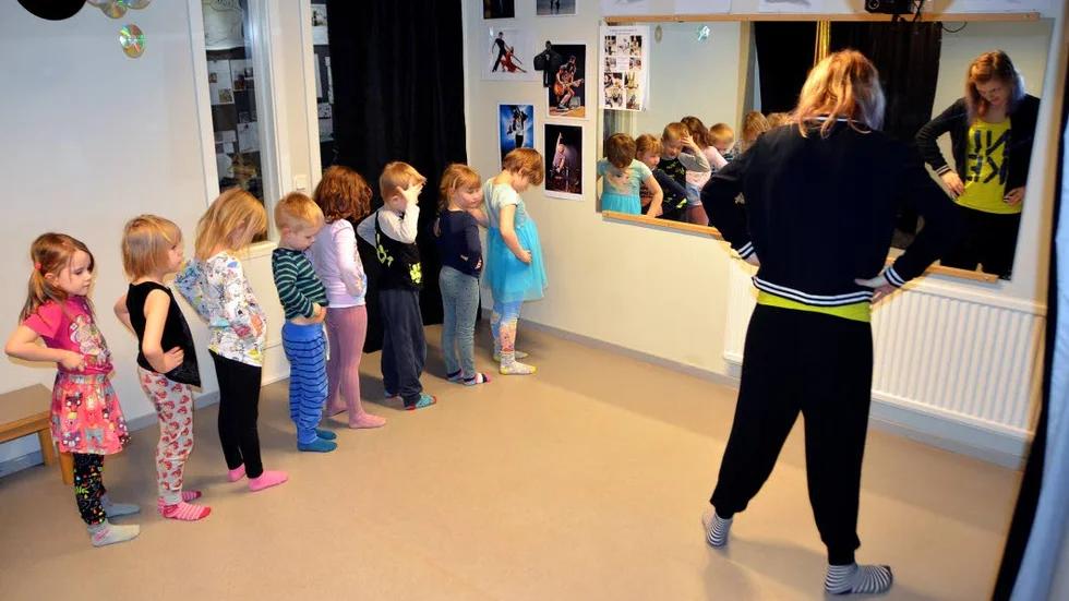 Motorik. När musiken sätter i?gång ska barnen skutta i sidled, efter varandra i tur och ordning.