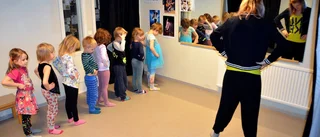Dansen en barnlek för pigga femåringar