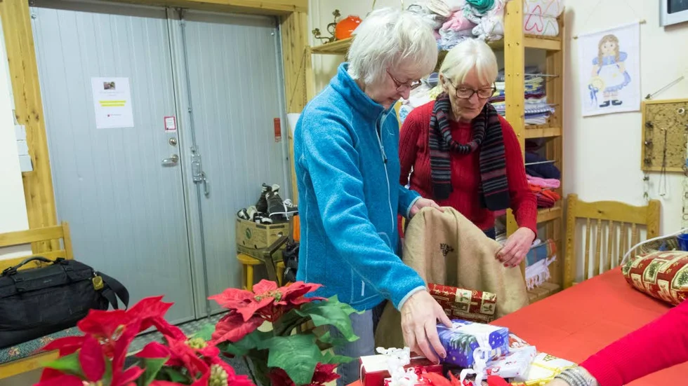 FULLA SÄCKAR. Irene Blomqvist och Gulli Larsson fyller säckarna med julklappar som människor i Gunnarsbyn med omnejd har skänkt.