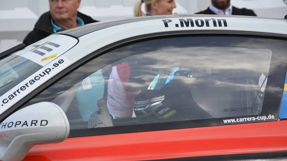 Redo. Philip Morin gör tummen upp till stallets ingenjör. Nu är det snart dags för race.