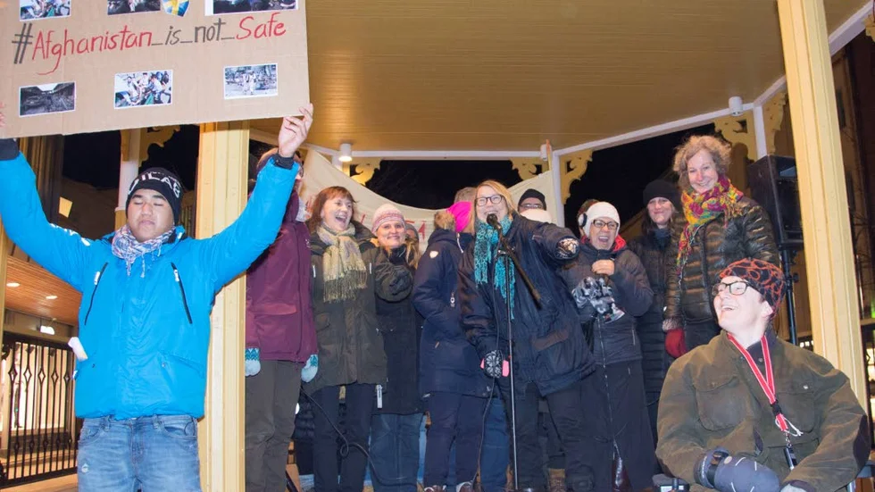 Körsång. Internationella kören inledde ljusmanifestationen mot de strängare asyllagarna med sång.