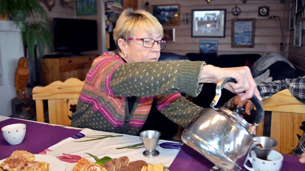 Kopp kaffe. I byarna bjuder man på fika när gästerna kommer. ” Jag tycker det känns 
bedrövligt att man dragit in plogsvängen”, säger Kerstin Larsson.
