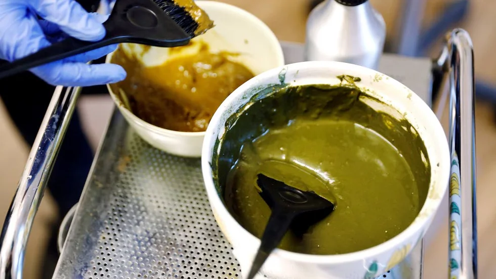 Växtfärg. Mald indigo och henna blir permanent hårfärg, här tillsammand med avkok på örter.