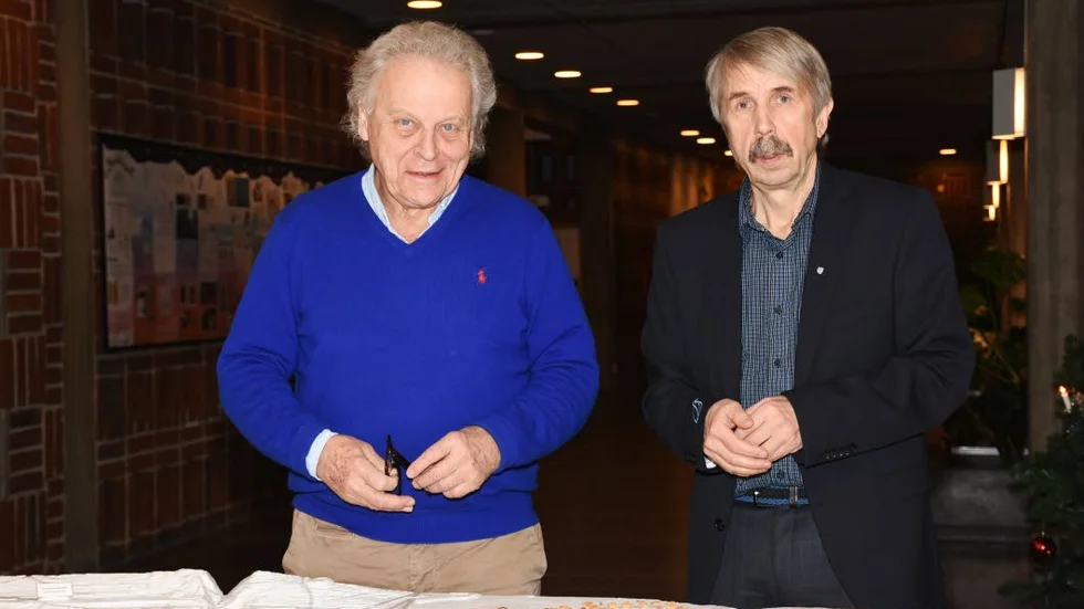 Besiktning. Herman Lindqvist fick en rundtur i stadshuset av kultursekreterare Lennart Lantto under sitt Kirunabesök.