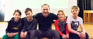 Stjärndomaren besökte sin gamla skola