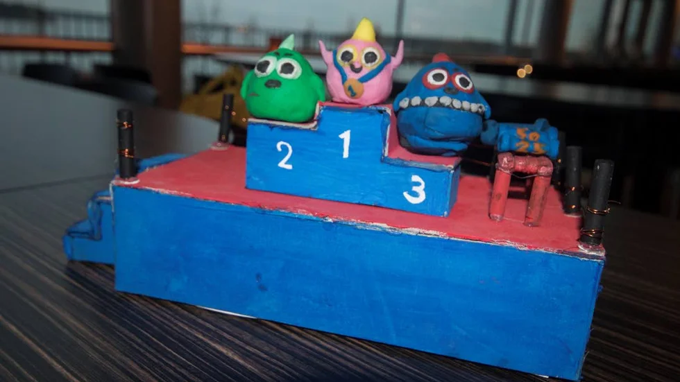 Hårt arbete. Tjejerna arbetade före, under och efter skolan i veckor innan filmen blev klar.