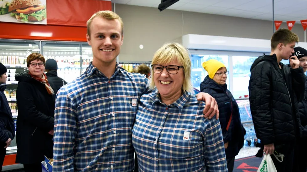 EFTERFRÅGAN. " Det finns ingen annan butik i närheten, så det är på tiden att öppna upp en igen", säger Gustav Palmquist, butikschef. Här tillsammans med mamma och ägare av butiken, Anna Palmquist.