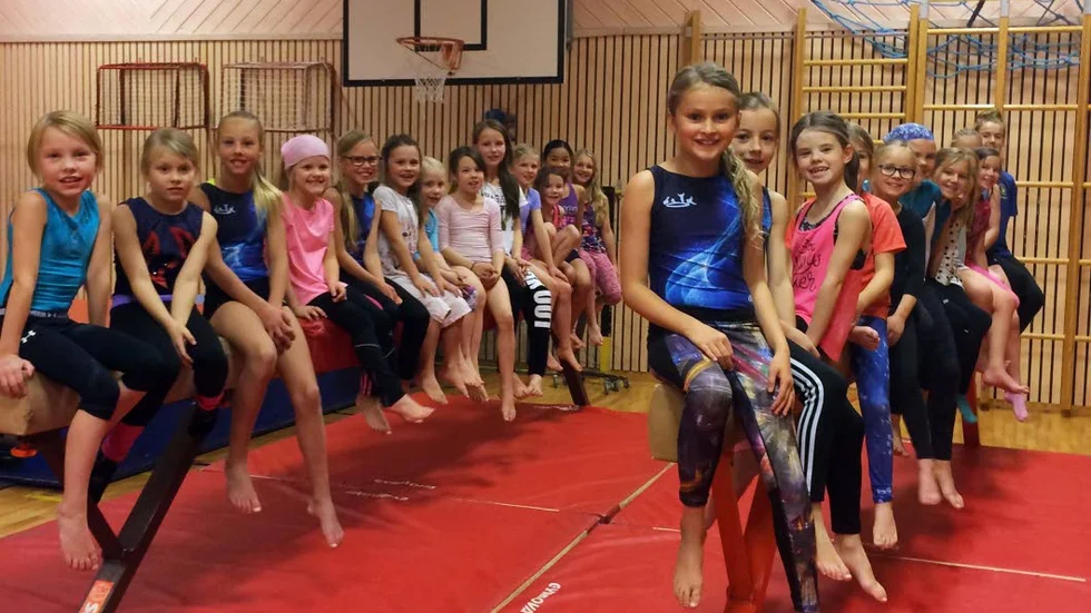 ENGAGEMANG. Polcirkelgymnasterna i Jokkmokk vill ha bättre förutsättningar. Tjejerna i den här träningsgruppen är: Bom till vänster: Saga Grahn, Sanne-Li Baer, Tyra Sjöström, Lilly Kallin, Inez Sjöström, Ella-Ristin Rimpi, Mathilda Baer, Nikolina Kråik, Stina Läntha, Elena Lindholm Blind, Marge Nutti, Ellen Bergström Saulo, Ebba Nilsson. Bom till höger: Thea Bergqvist, Alice Jonsson, Thea Forsgren, Mira Tjäder (ngt skymd), Nelly Lundström, Agnes Johansson, Engla-My Rensfeldt, Alva Andersson (skymd), Hanne-Briita Pavval  (skymd), Aile Utsi, Tilde Bergqvist (skymd), Lova Falk.