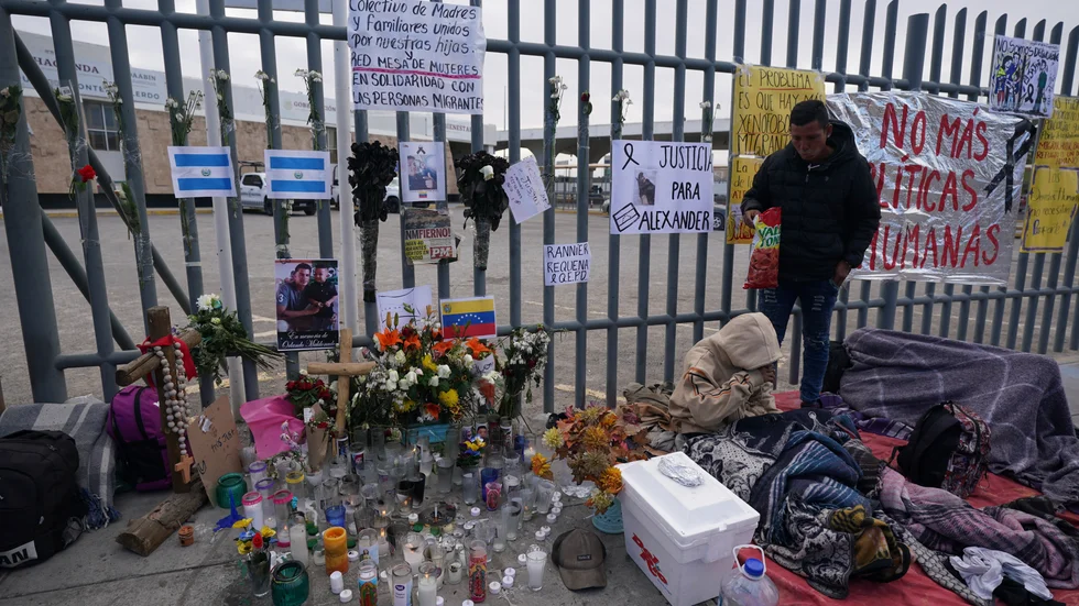 Ett altare med ljus och porträttbilder på offren vid stängslet till migrantförvaret i Ciudad Juárez, Mexiko, i förra veckan.