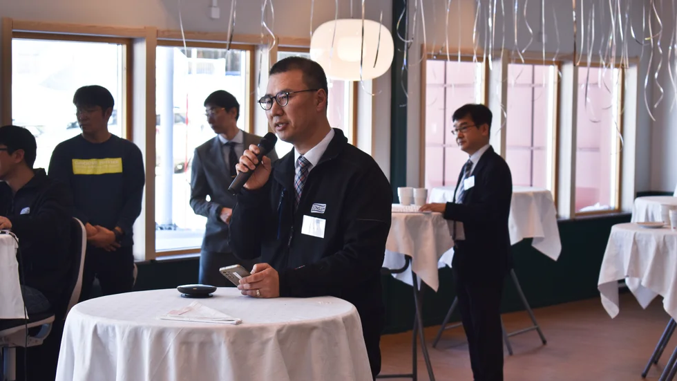 Yun Lee är fabrikschef vid Dongjin Sweden. Nyligen invigdes fabriken, som ligger nära Northvolts batterifabrik.