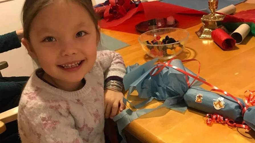 Glad tjej.Nazanin från Harads kommunala dagis på besök på Edestrand.