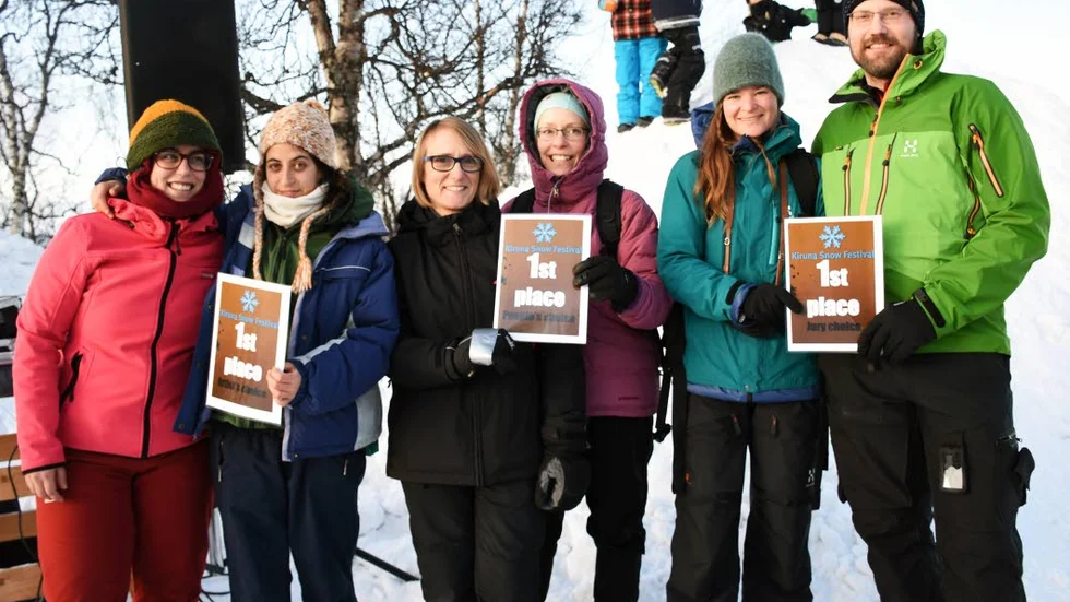 SEGRARE. Alla pristagare i snöskulpturtävlingen. Från vänster Lucia Retamosa och Aina Salles från Spanien fick konstnärernas pris. Sarah Osborne och Zsuzsi Kallenberg, Storbrittaninen och Ungern, fick folkets pris. Och Susan Christaiansen och Johan Larsson fick juryns pris.