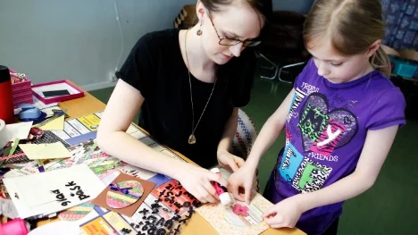 ScrapbookfÃ¶reningen Pysslarna med medlemmar frÃ¥n stora delar av Norrbotten trÃ¤ffas en gÃ¥ng i mÃ¥naden och pysslar ihop.
