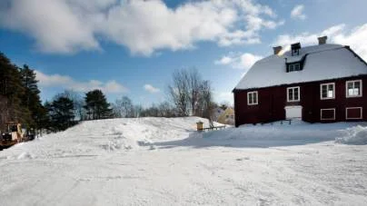 Insamlingen av snö har börjat. Det behövs 4 000 kubikmeter snö till byggandet av konserthallen på Gültzauudden.FOTO: Pär Bäckström