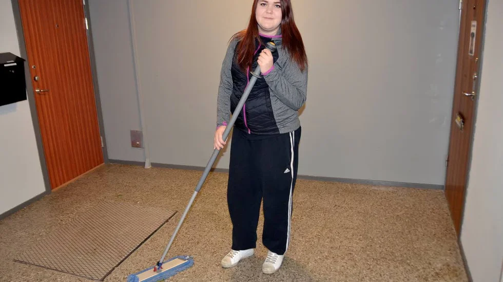 Gott samarbete. Sara Andersson städar åt Samhall. Ett jobb hon fick tack vare teamets samarbete. " Jobbet passar mig jättebra", säger hon.