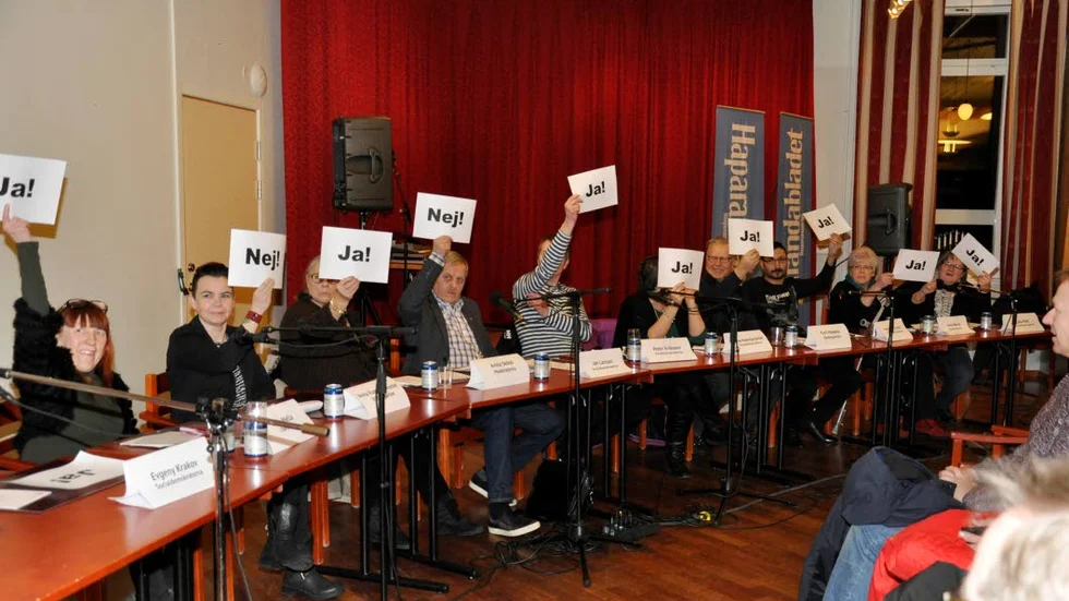 JA OCH NEJ. Oppositionen fick också sitta i panelen för att visa sina ståndpunkter i  olika ja-  och nejfrågor.