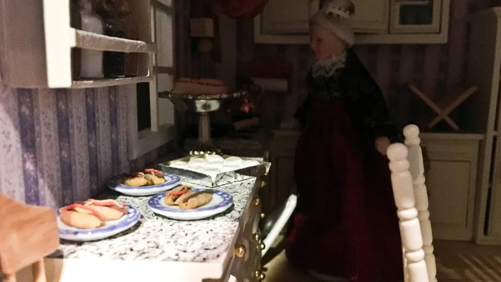 Miniatyrkorvarna på fatet är knappt en centimeter långa och ett pillrigt jobb.