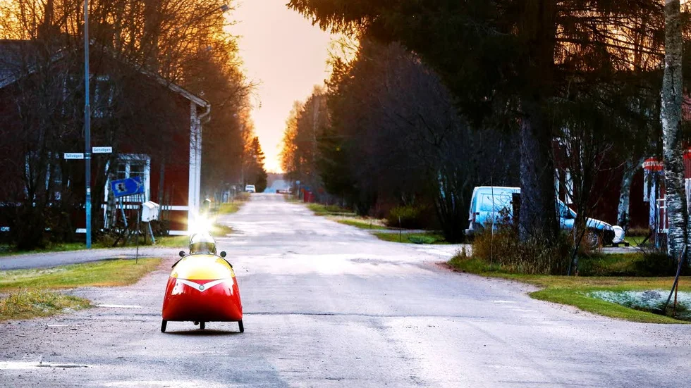 Cyklar för miljön. Urpo Taskinenhar använder sin velomobil för de flesta resor, även tjänsteresorna. Med extraljuset syns han bra.