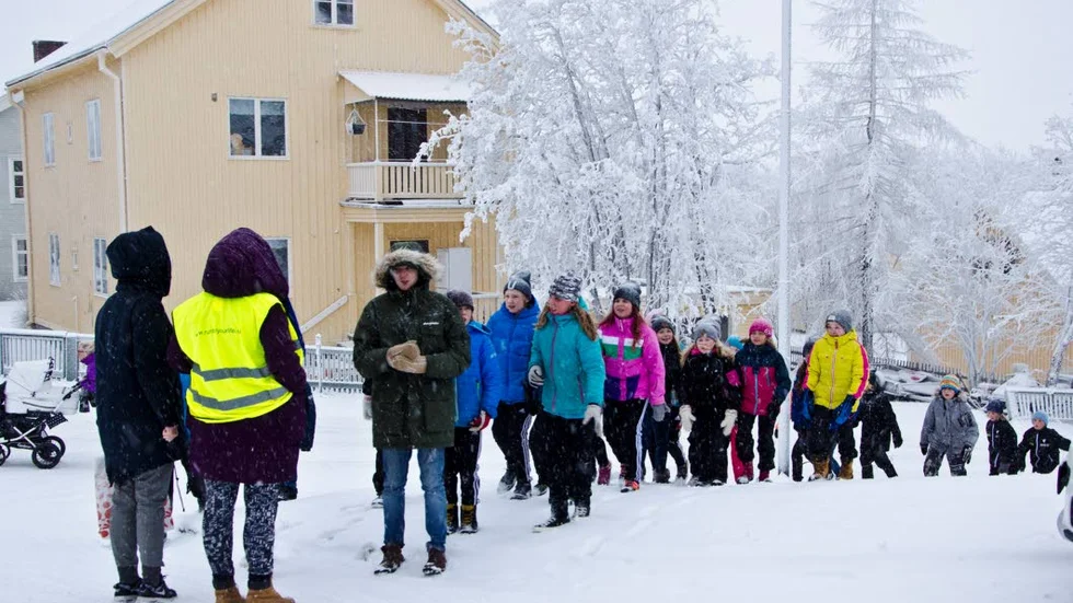 VÄNTAR. Elever från Luossavaara skolan gör sig redo  för att ta över stafettpinnen.
