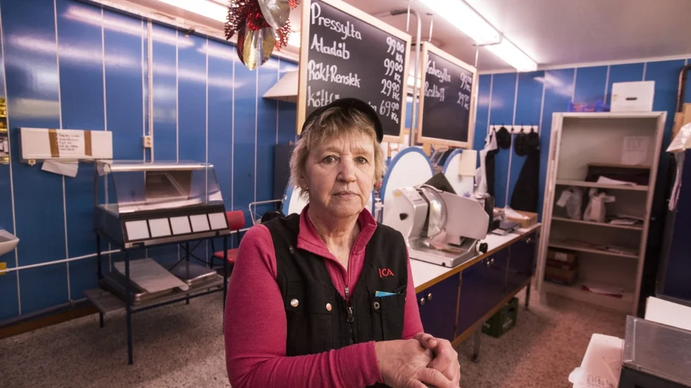 Gunilla Johansson äger och driver ICA Polar i Hakkas och hon ställer sig frågan hur det är möjligt att hon som liten företagare kan ha en butik med fyra anställda i byn medan OK/Q8 inte ens har råd att hålla en obemannad bensinmack.