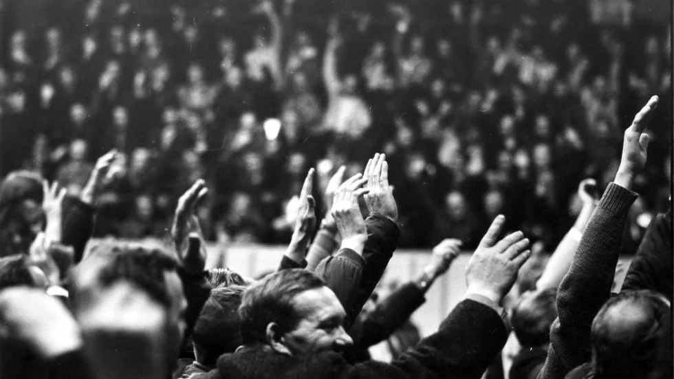 Samling. Det är dags att på nytt samla alla gruvarbetare för att få regeringen att lyssna, enligt insändarskribenten. Bilden från gruvstrejken 1969.