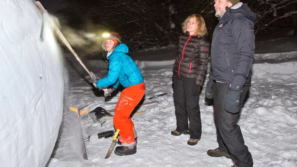 Snökonst. Vandrarhemmets Cecilia Lundin visar de tyska gästerna Sabine Schlüter och Ralf Zarsteck hur man skulpterar snö.