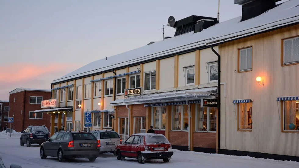 KONSTBRÅK. Kommunen vill ha ett avslut i frågan med ­tavlorna som förstördes i branden 2011.
