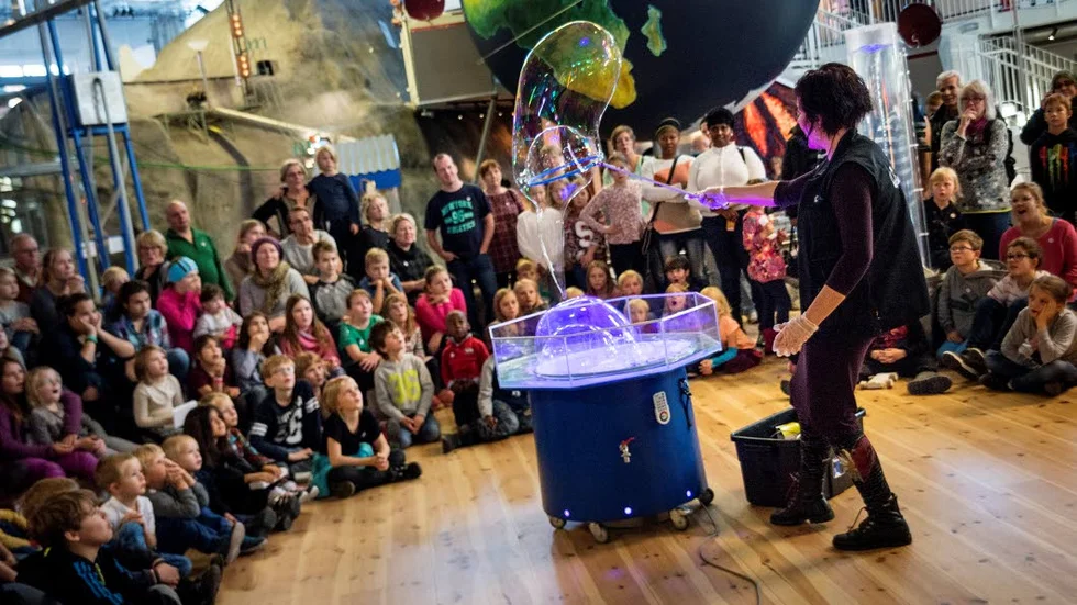 Såpa. Mia Gulliksson lärde barnen hur man gör såpbubblor och bjöd på en såpbubbleshow.