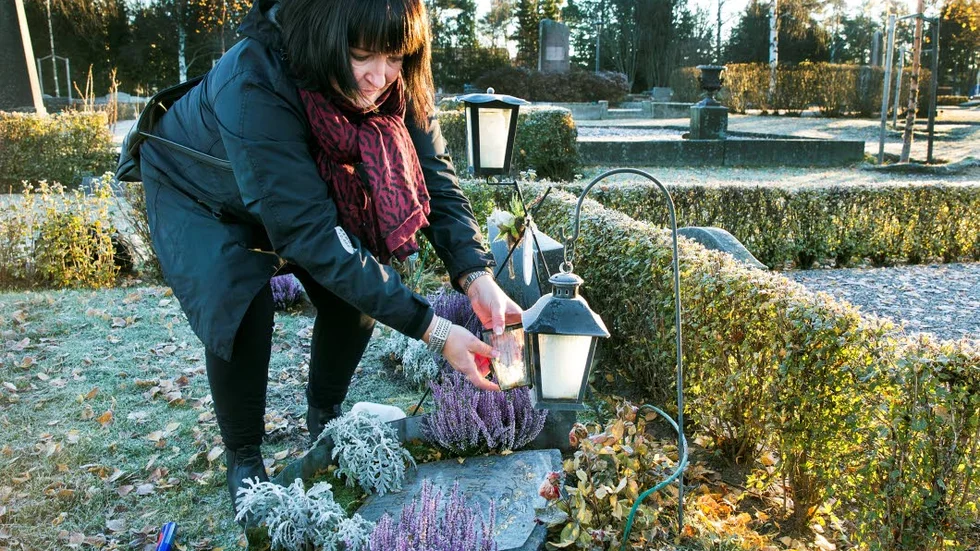 Välskött. Åsa Westling sköter väl om platsen där hennes mamma och pappa ligger begravda. På lördag, alla helgons dag, väntar ett nytt besök.