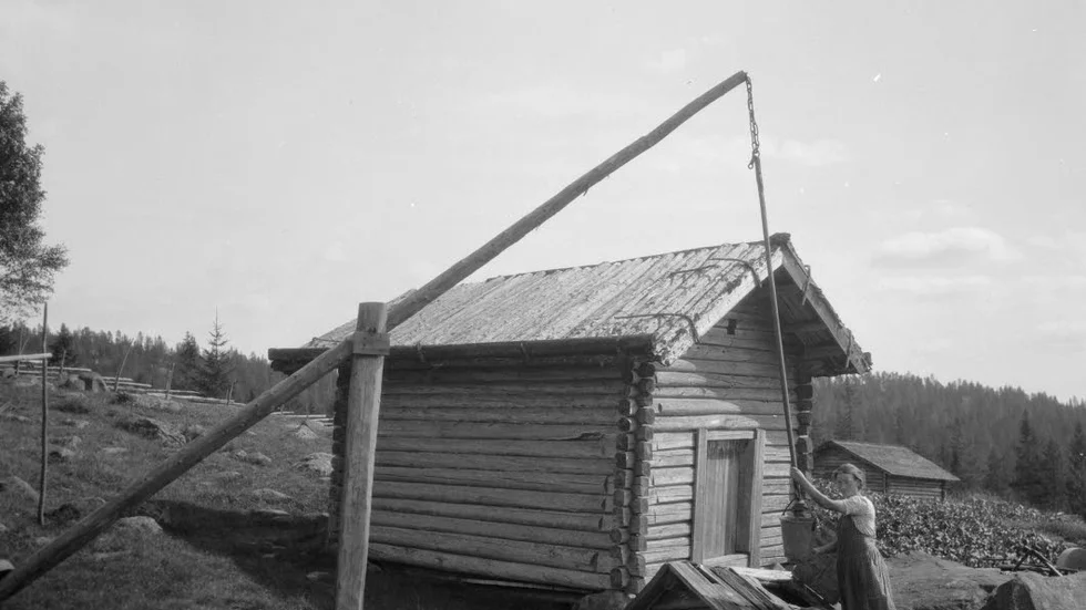 nybyggare. En bod och en brunn med svängel vid Raiskis hus i Nyskoga, Sverige.