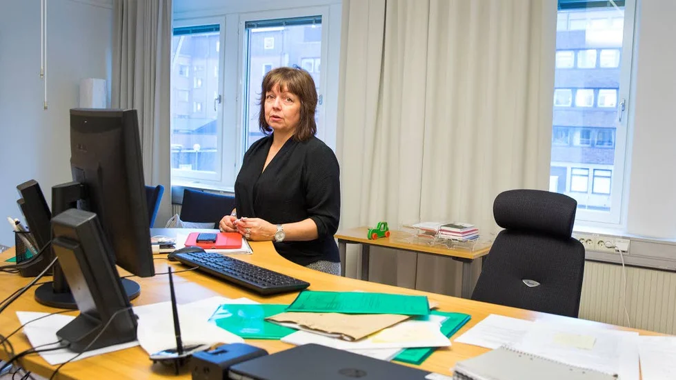 SÖKER. Maarit Enbuske letar efter boendeplatser i Luleå. Två kommunala fastigheter är på gång, vilket kan ge upp till 250 evakueringsplatser.