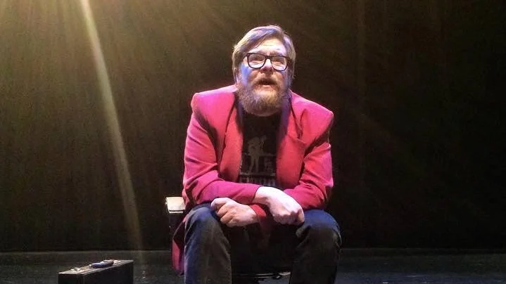 Markus Forsberg i rollen som Gud med smeknamnet ”Herman”.