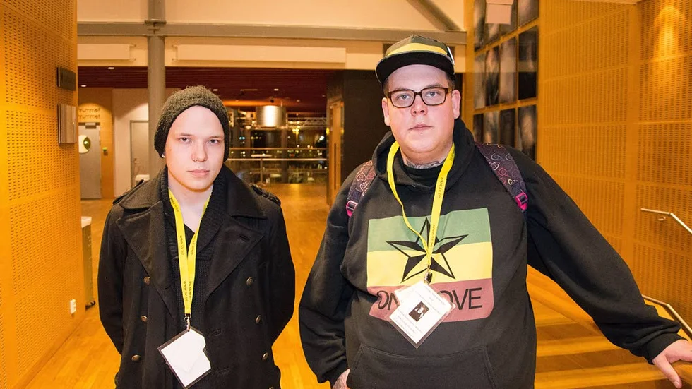 STÄLLER UPP. Issify, till höger, har själv blivit mobbad. Han tyckte det var självklart att medverka under kvällen.