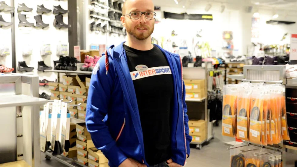 Vinterutrustning. Det varma vintervädret är boven till att försäljningen inte går lika bra för sportkedjorna i Luleå.